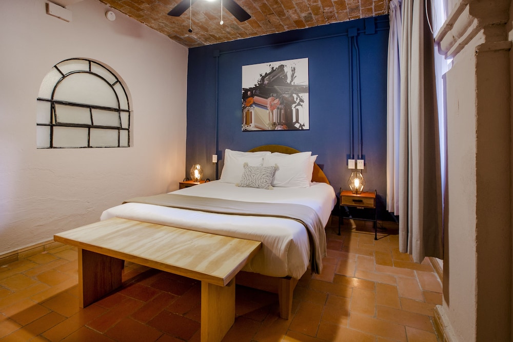 STANDARD, QUEEN BED, PRIVATE BATHROOM