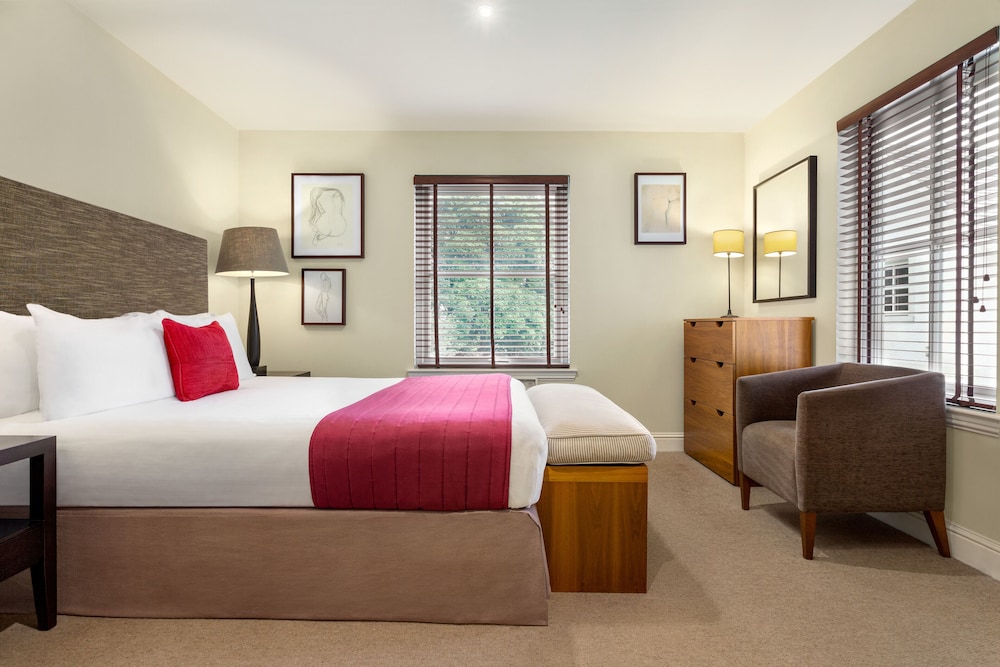 3 Bedrooms, Lodge, Twin Beds, 2 King Beds, Sofa، Duchally Hotel and Country Estate 2/3