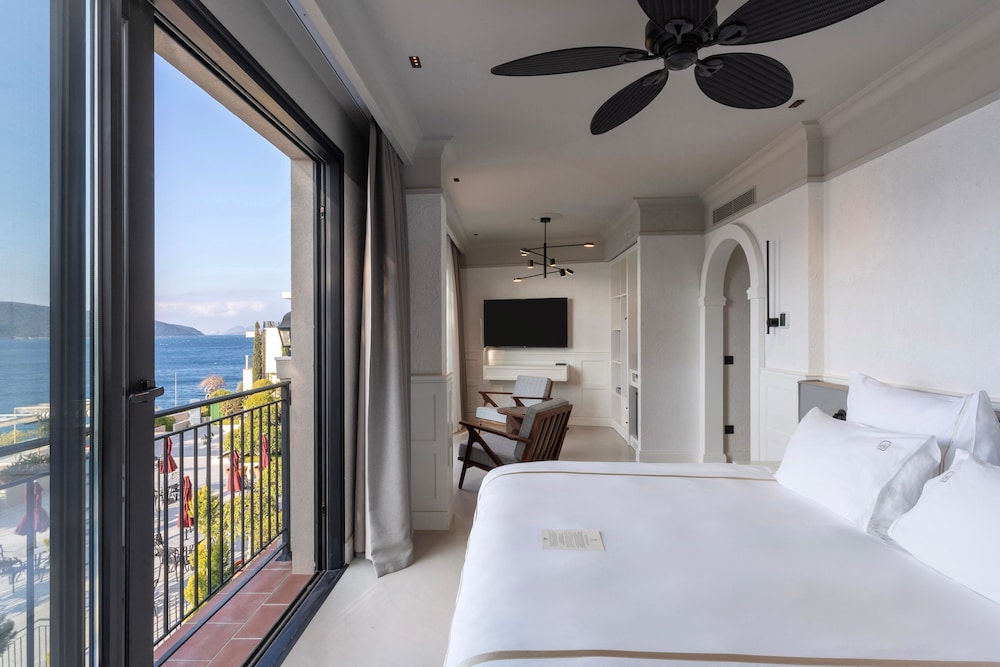 DELUXE BALCONY SEA VIEW ROOM