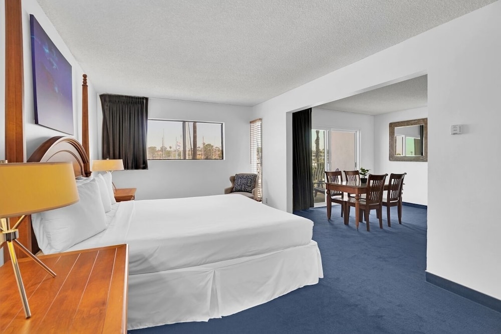 1 Bedroom, East, Premier, King Bed, Accessible