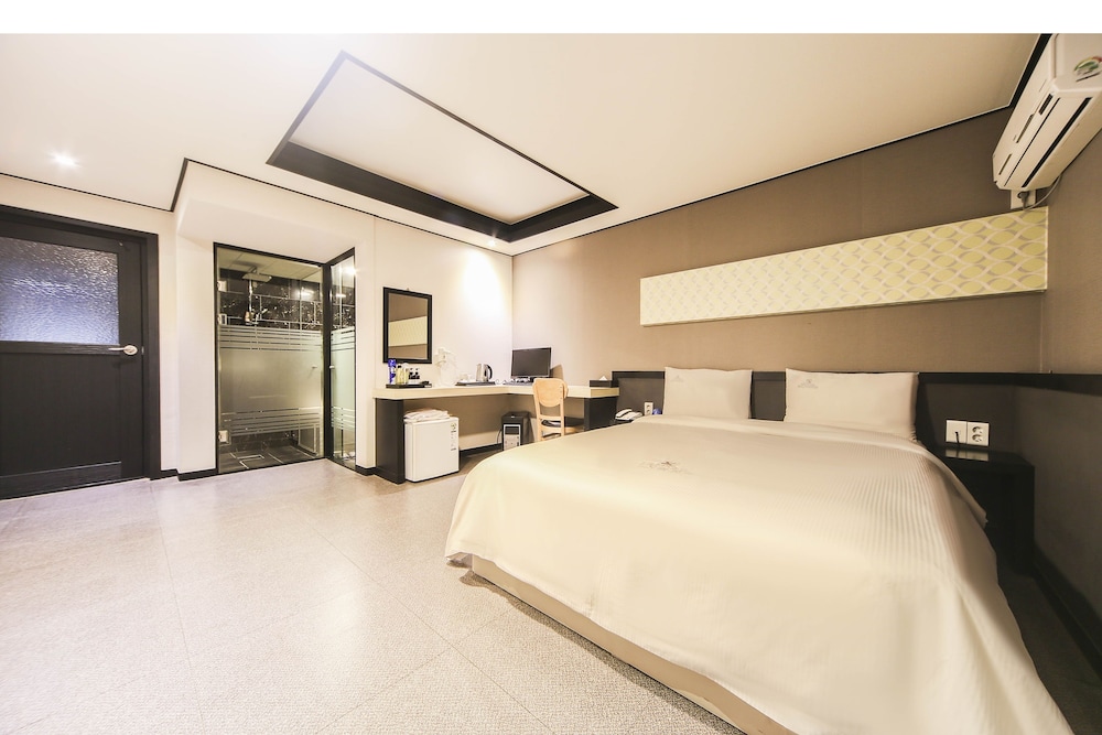 Elysee Hotel 11/44