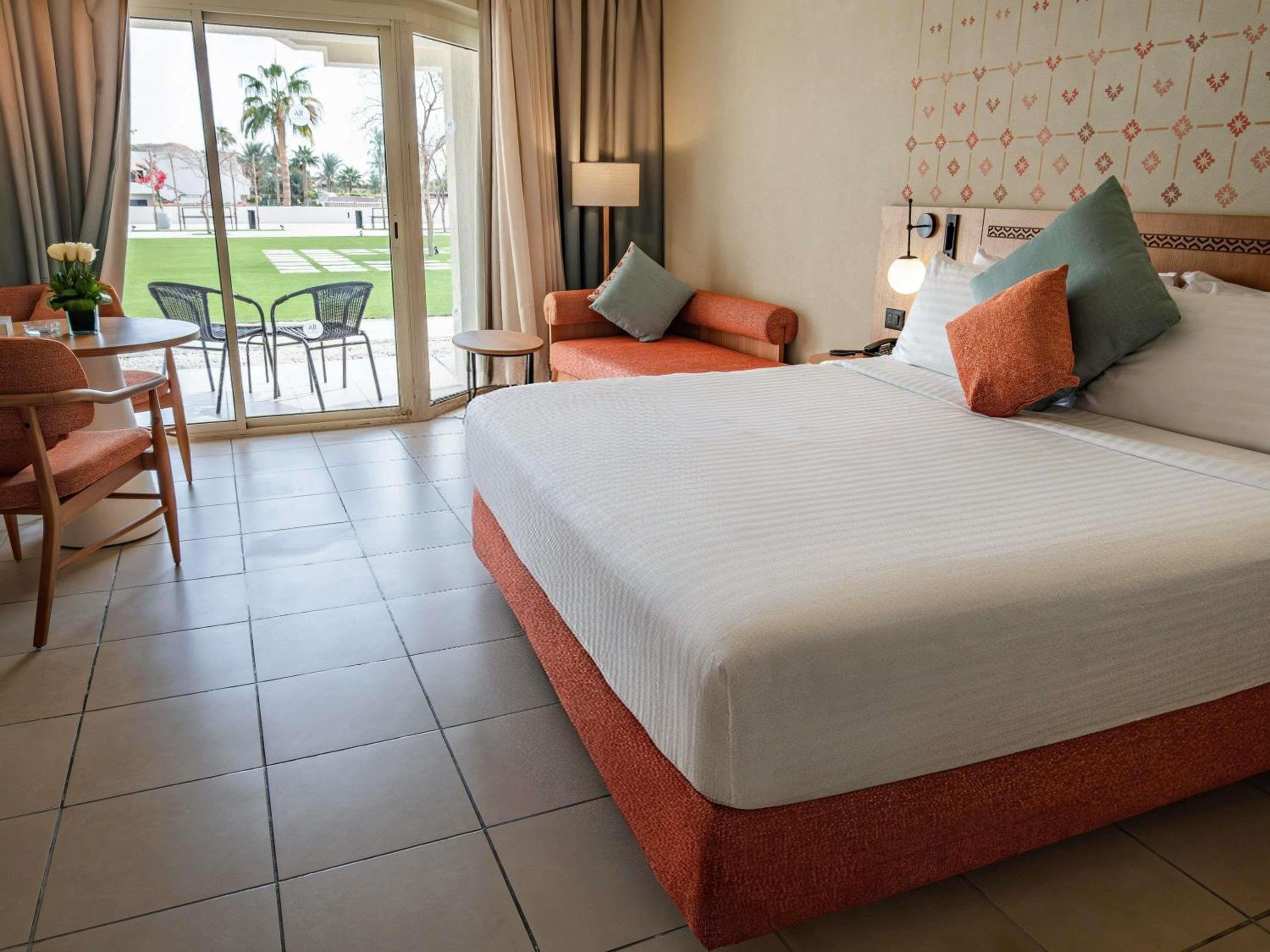 Executive, 2 Double Beds, Beach Side, Lateral Side Sea View