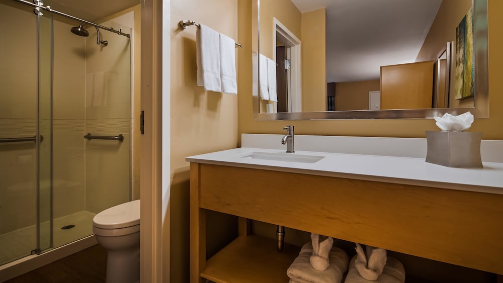 Best Western Plus South Coast Inn 24/72