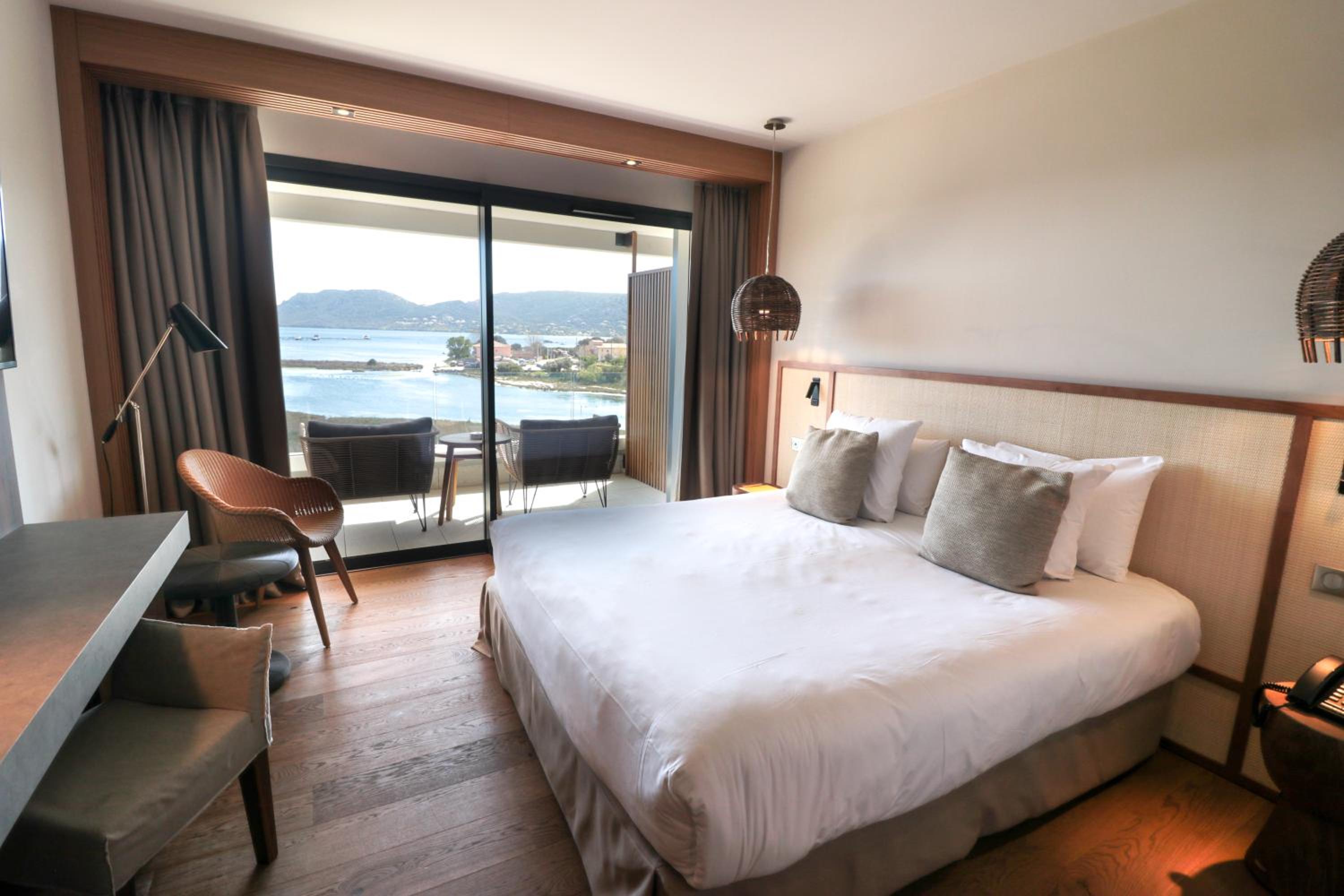 غرفة سوبيريور بسرير كينج بإطلالة على البحر، Golden Tulip Porto Vecchio 2/7