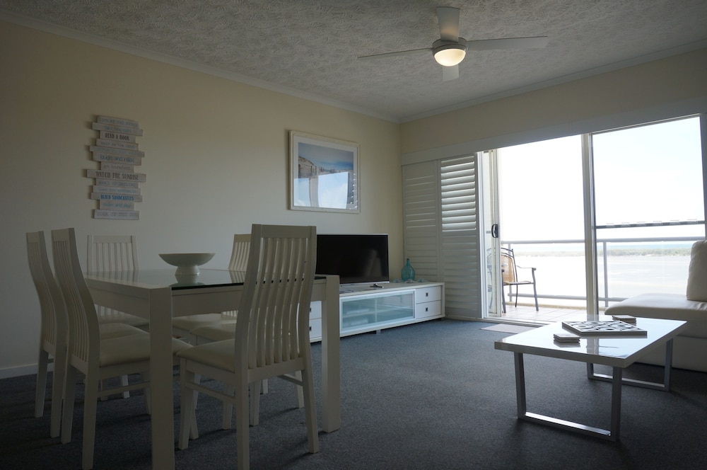 MOORINGS BEACH RESORT 50/77
