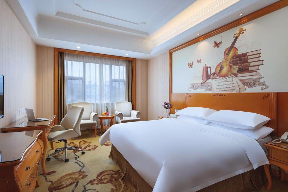 Deluxe, King Bed