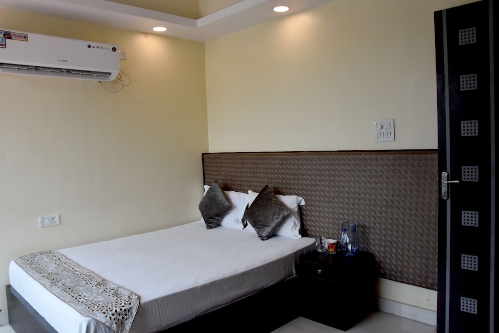 Oyo 9193 Hotel Maple 10/20