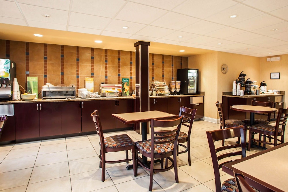 Quality Inn & Suites St Charles -West Chicago 26/40