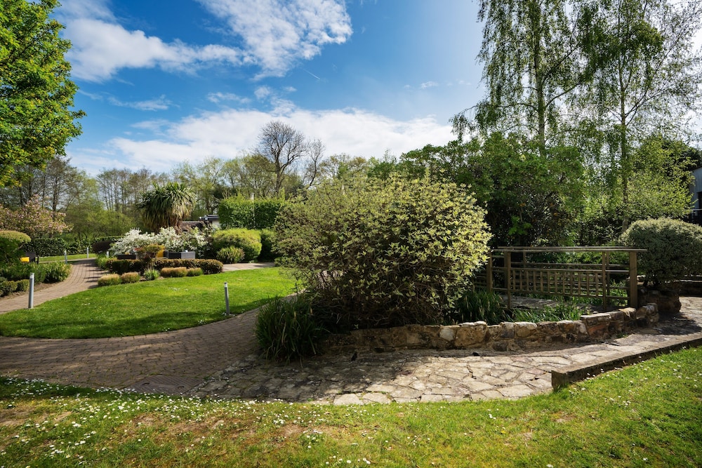 Elite Venue Selection Felbridge - Gatwick 71/75