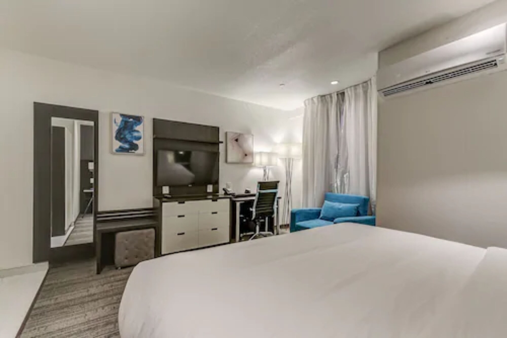 SUITE, KING BED, SOFA