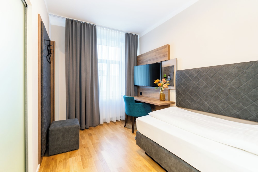 ROOM, SINGLE