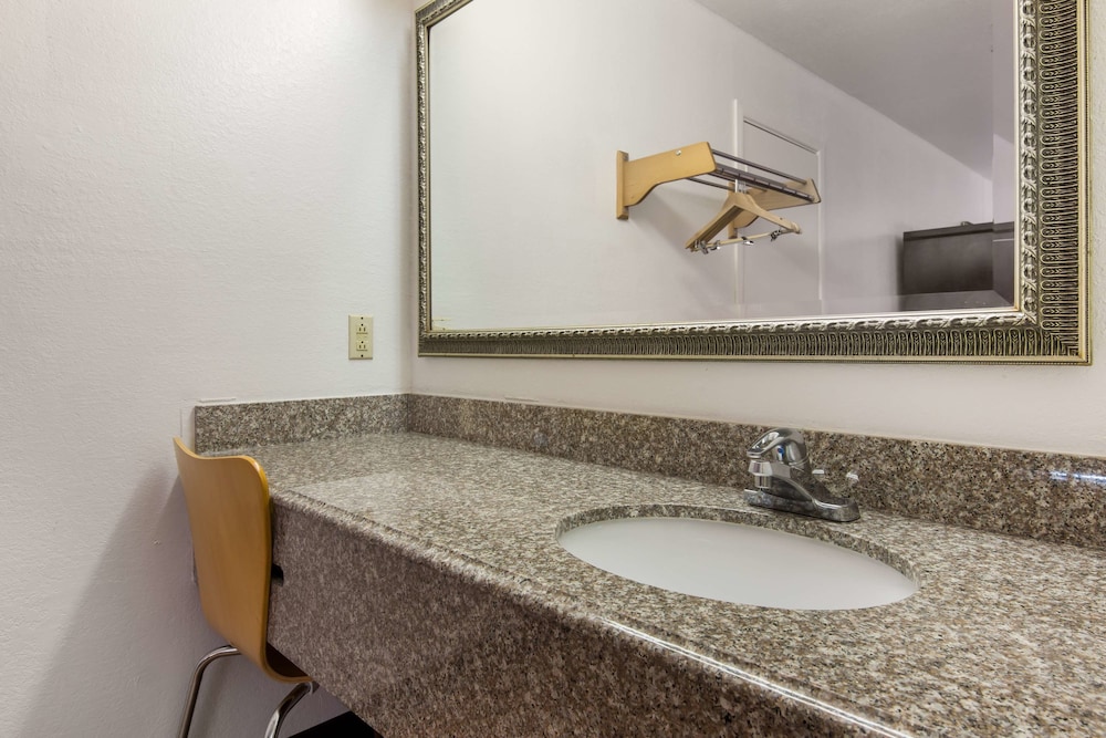 Motel6 Atlanta, TX 11/32