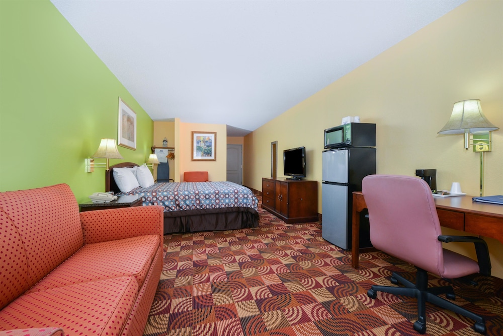 SUPER 8 BY WYNDHAM LAKE OF THE OZARKS 27/30