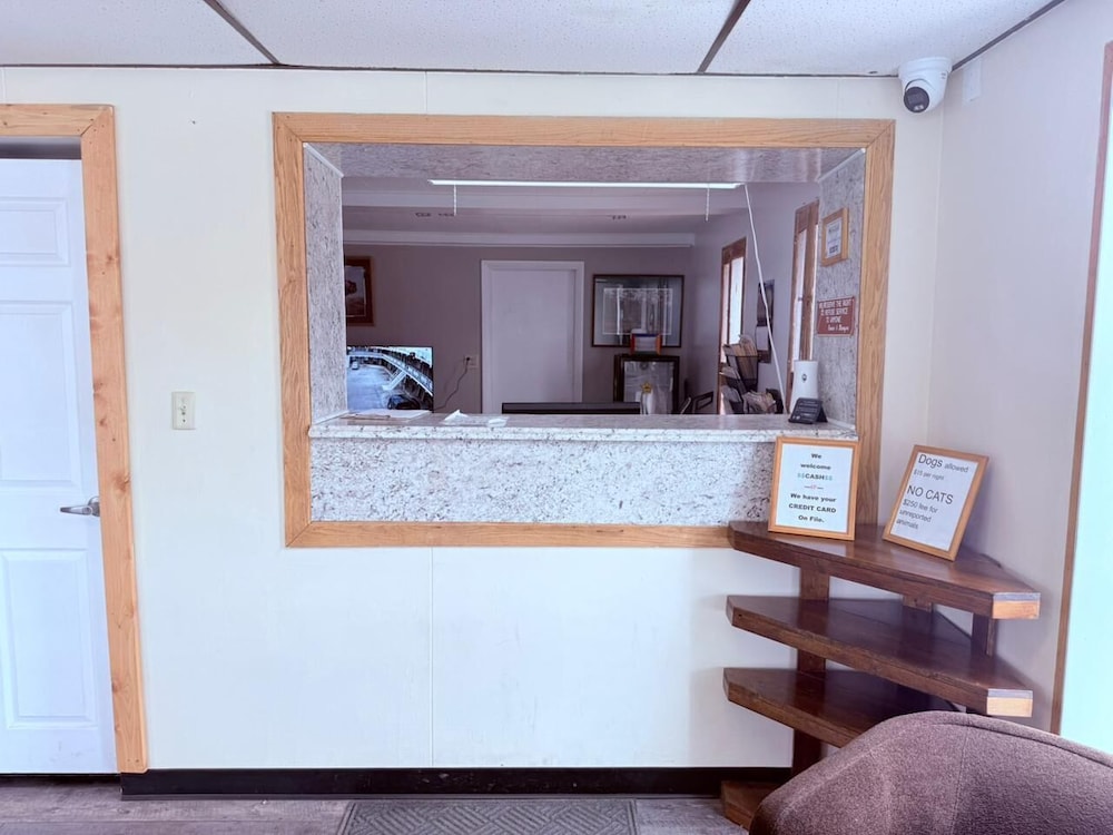Tomahawk Motor Lodge By Riverton US-26 3/28