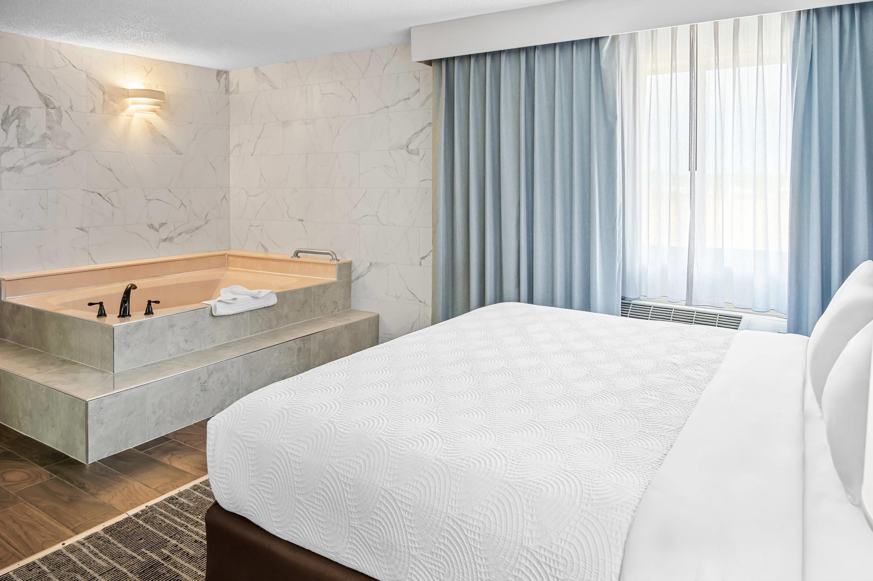 Efficiency, King Bed، Country Inn & Suites By Radisson Muskegon MI 2/6