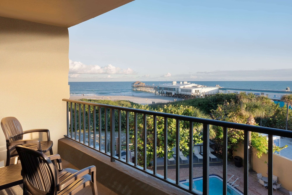 La Quinta Inn & Suites by Wyndham Cocoa Beach Oceanfront 23/54