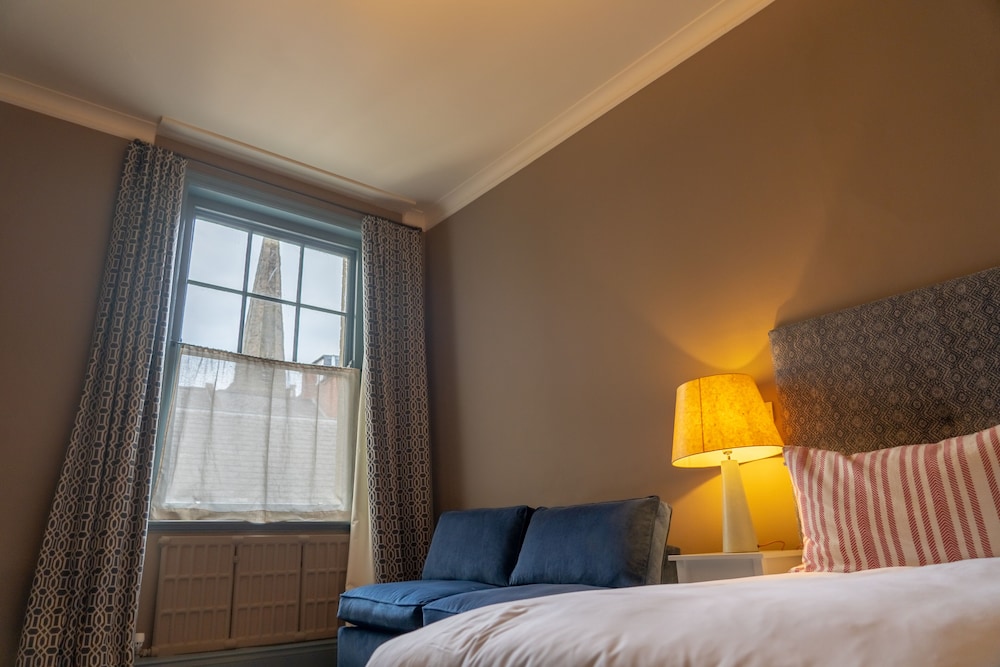 Green Dragon Hotel 38/49