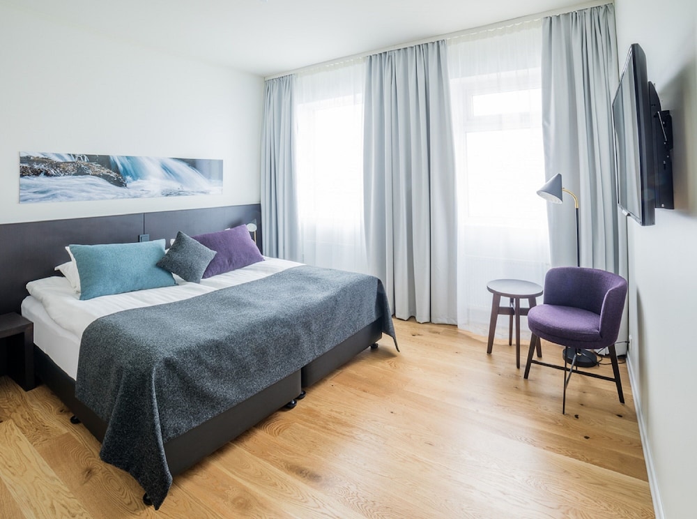 ROOM, DOUBLE OR TWIN BED