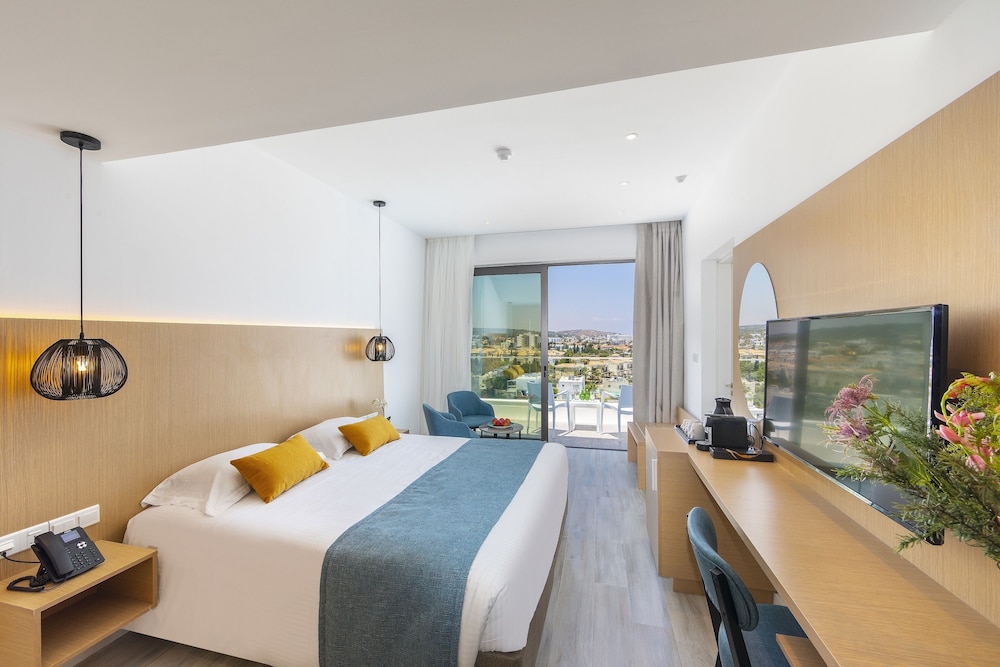 Leonardo Crystal Cove Hotel Spa By the Sea 24/64