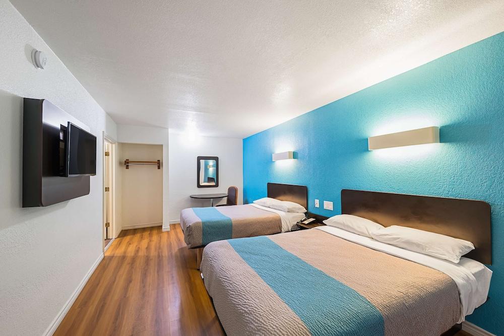 2 Full Beds Non-Smoking