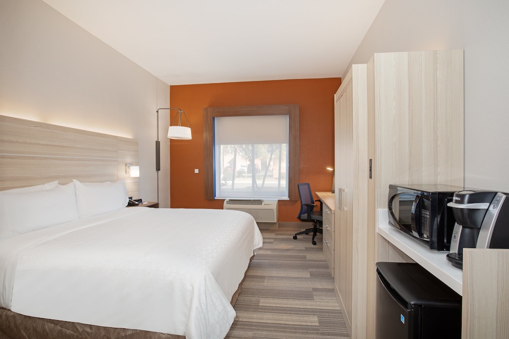 Holiday Inn Express & Suites Phoenix - Glendale Sports Dist 18/63