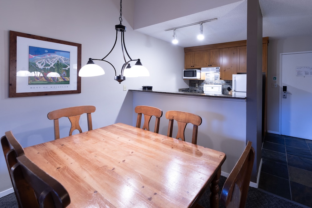 Tantalus Resort Lodge 8/55