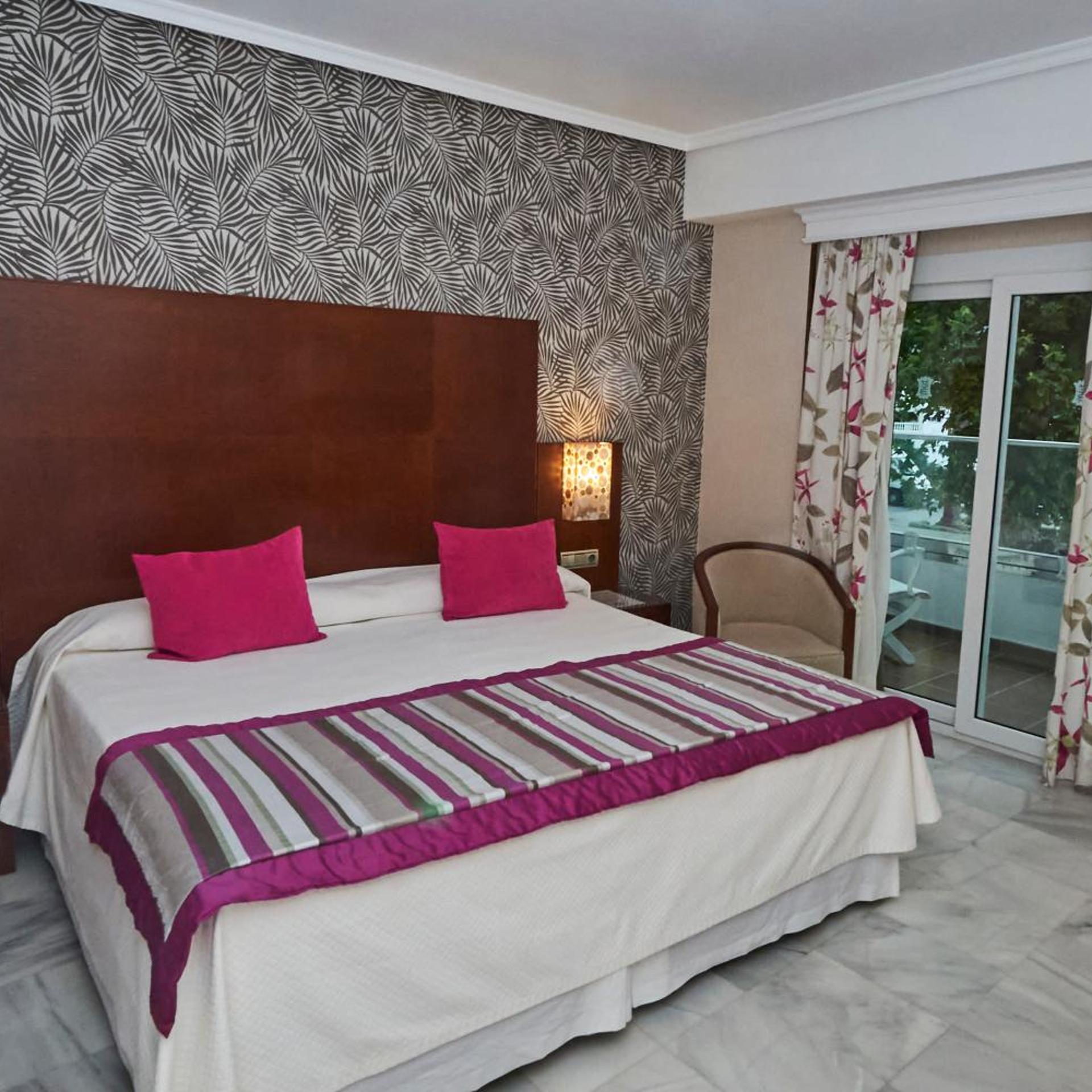 Room, Double or Twin Bed, Lateral Side Sea View