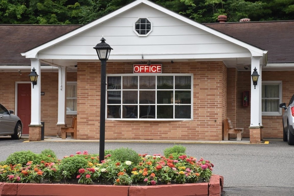 Luxor Inn & Suites image