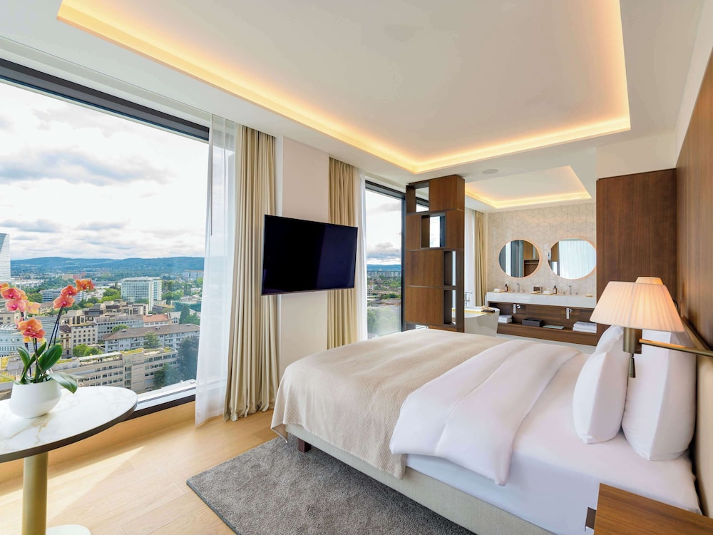 GRAND, SUITE, KING BED, HIGH FLOOR