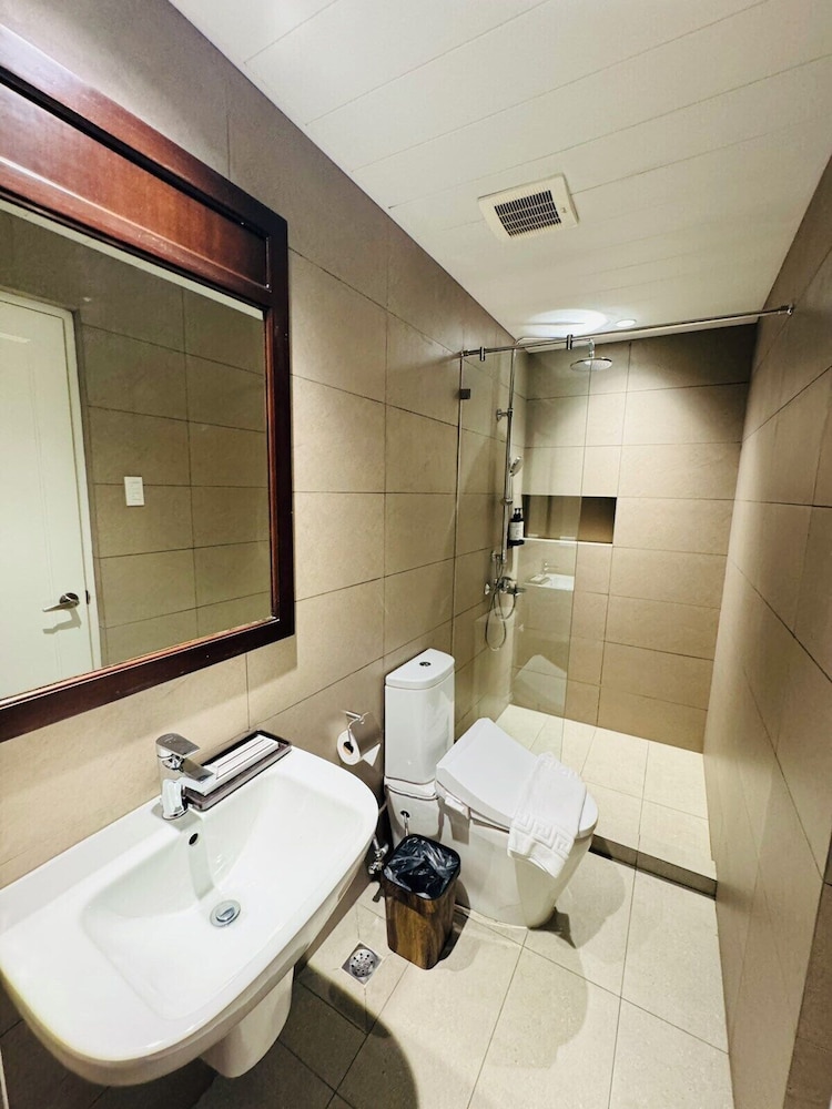 Pearl Lane Hotel 30/32