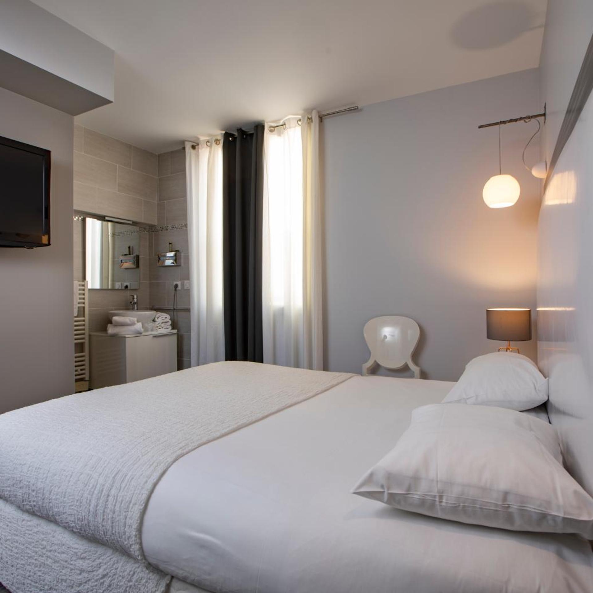 Cozy, Double Bed, Street or Patio View