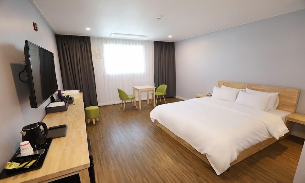 DELUXE, KING BED