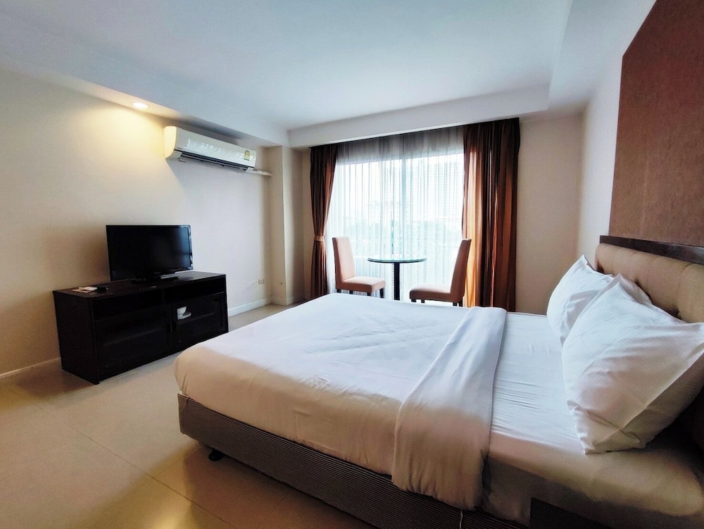 Romance Hotel Srinakarin 44/80