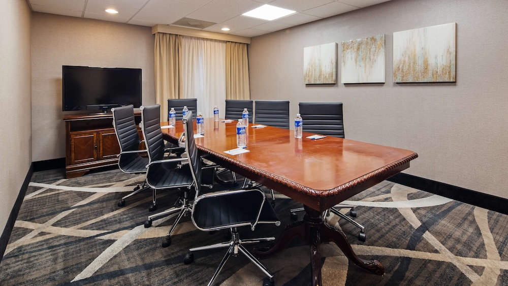 Best Western Plus Russellville Hotel & Suites 28/32