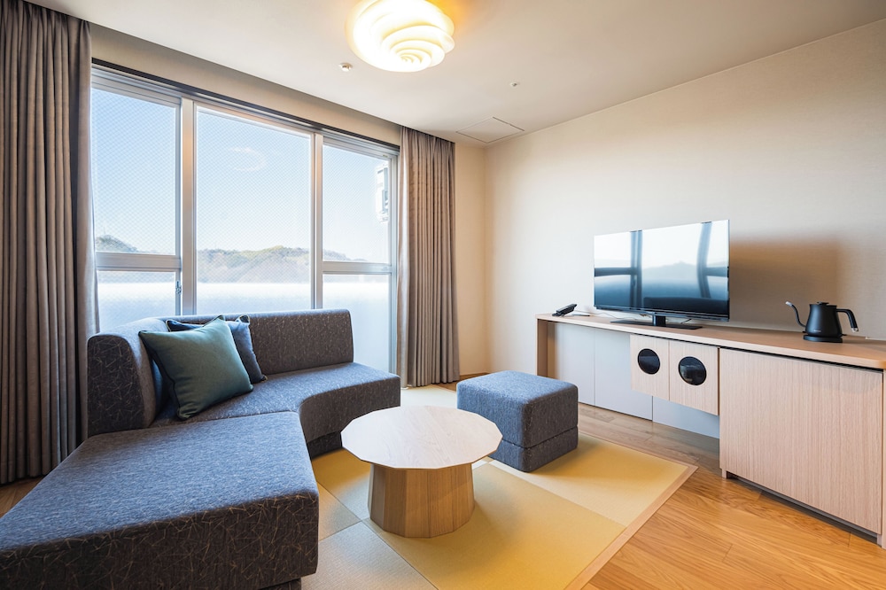 JAPANESE, MODERN, JUNIOR, TWIN BEDS, TOP FLOOR
