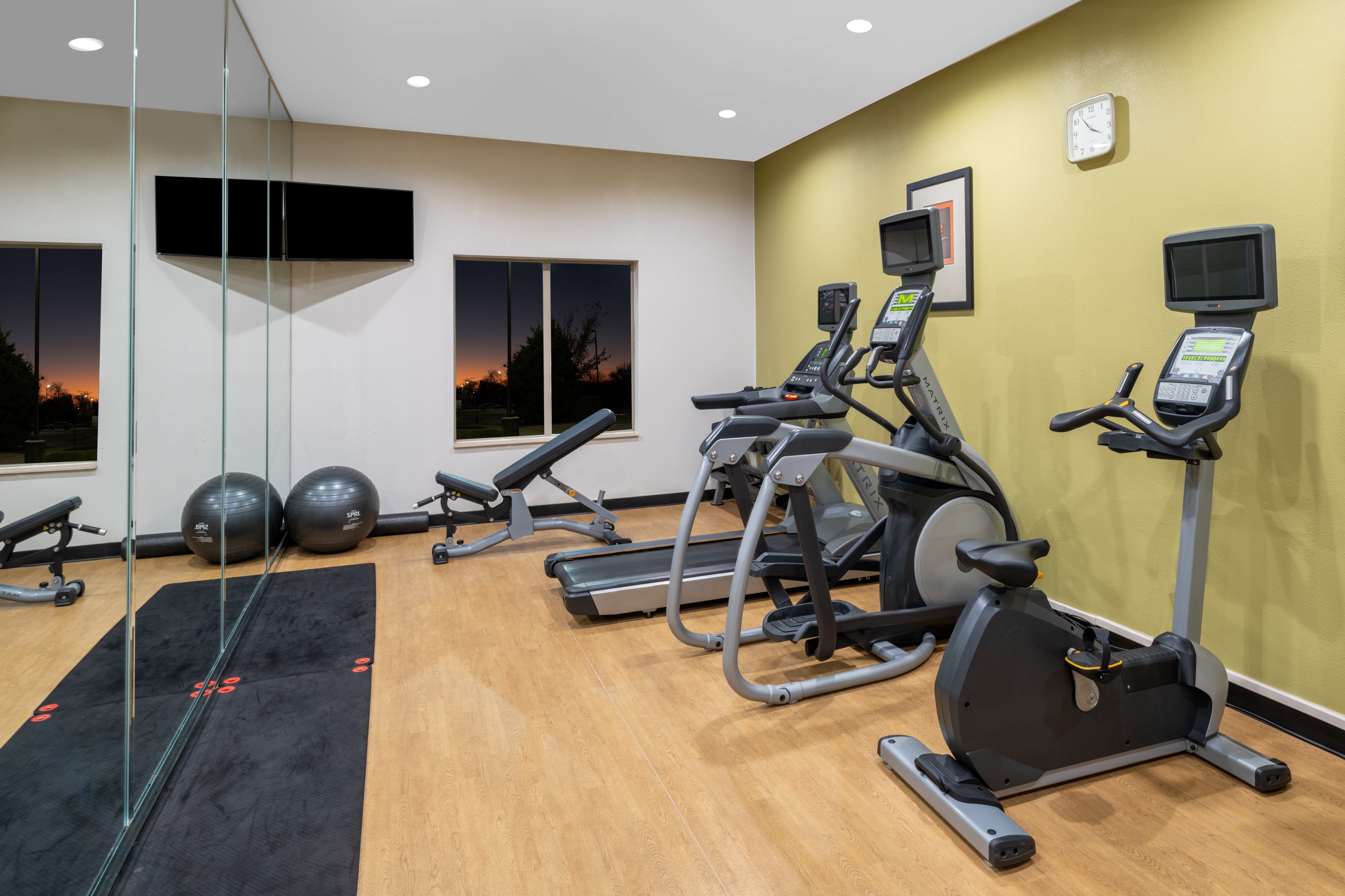 Holiday Inn Express & Suites Dallas East - Fair Park 24/32