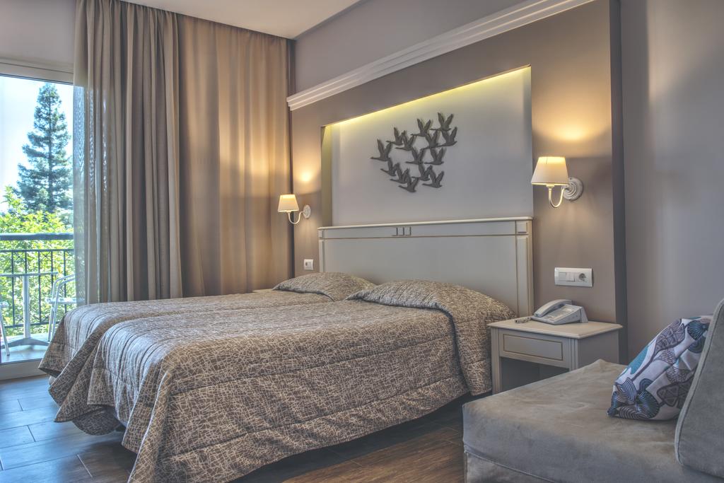 Standard, Double Bed, Pool or Side Sea View
