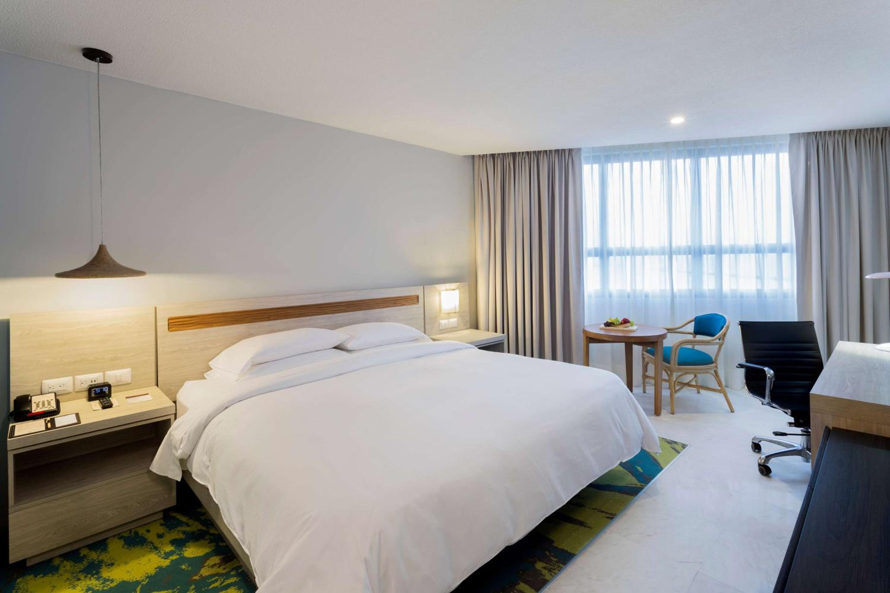 STUDIO, SUITE, KING BED