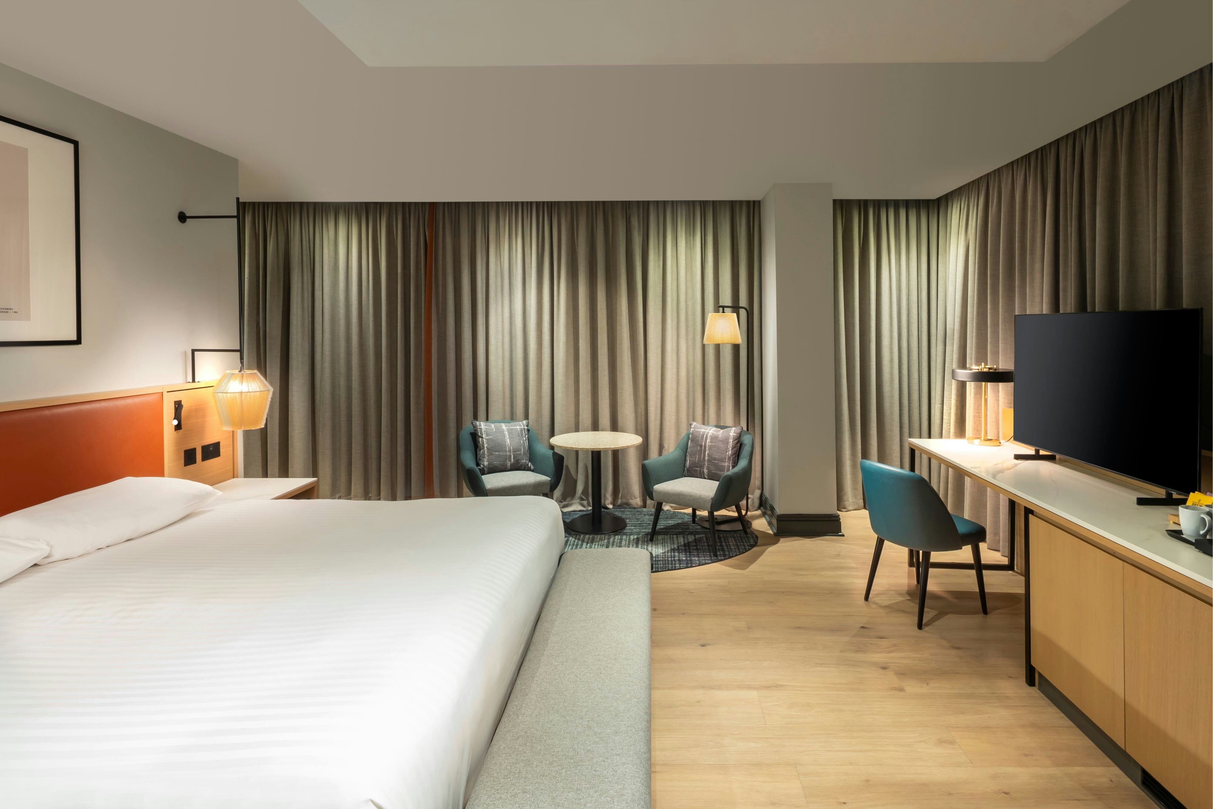 جناح جونيور، Manchester Piccadilly Hotel 2/5