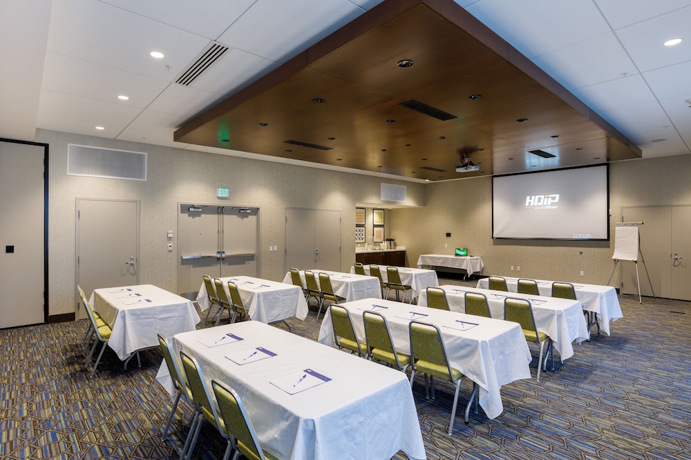Holiday Inn Express Suites Sturbridge 46/54