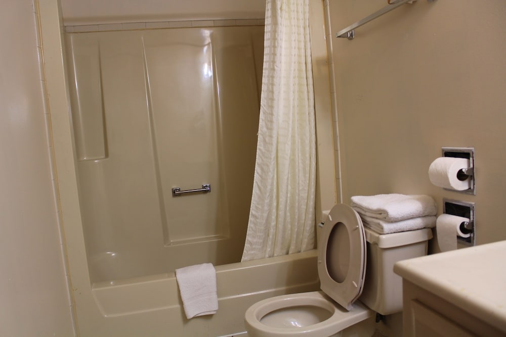 American Inn & Suites 26/28