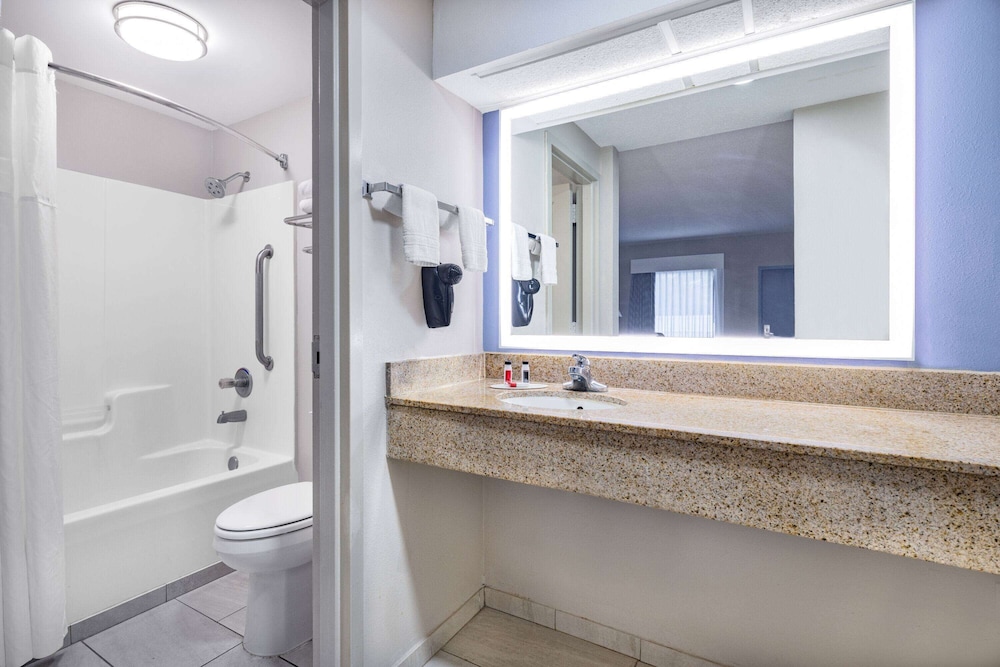Days Inn & Suites by Wyndham Savannah Midtown 21/56