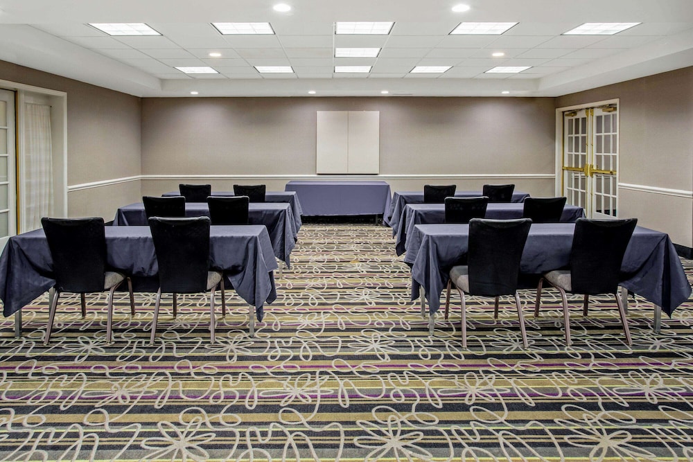 La Quinta Inn And Suites By Wyndham Tucson Airport 40/47