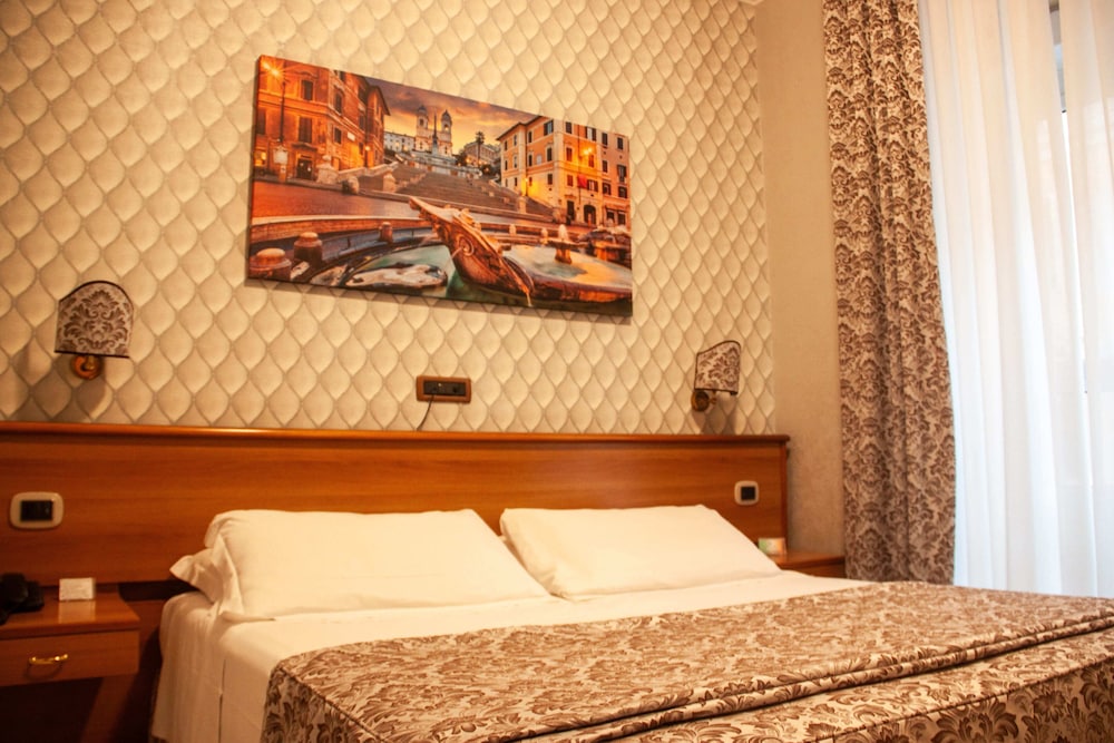 ROOM, DOUBLE OR TWIN BED