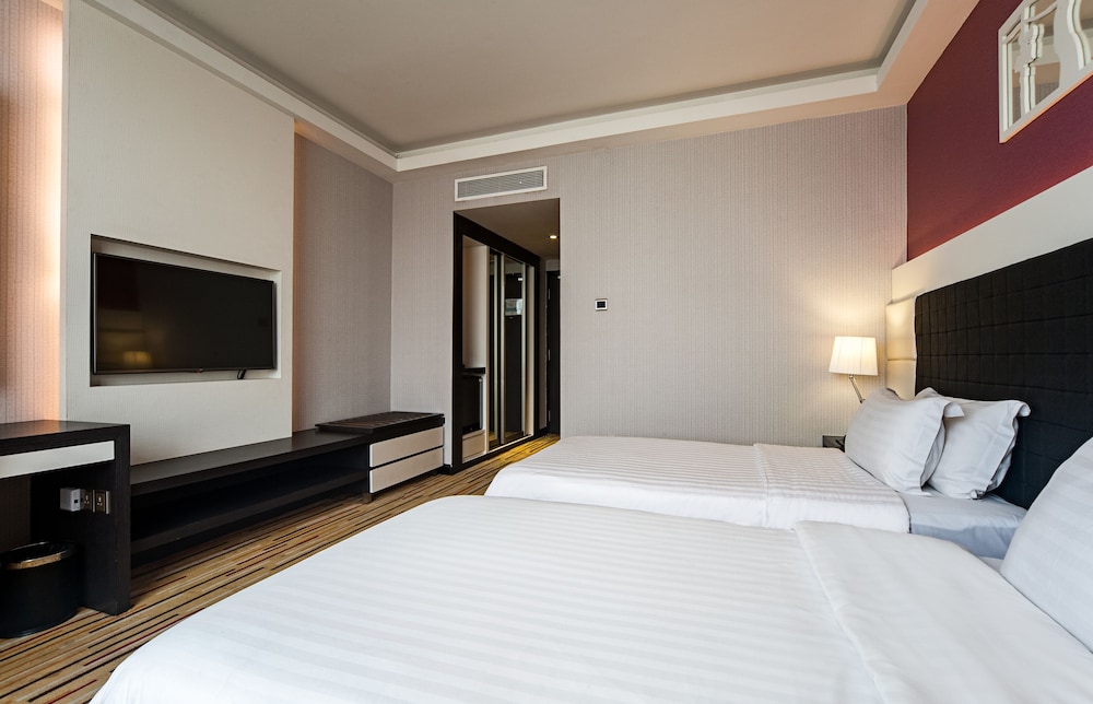 DELUXE, KING BED, BATHTUB