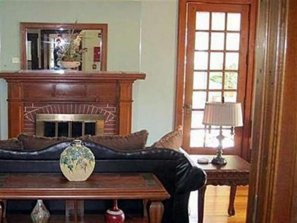 Walton Manor Inn Bed &amp; Breakfast 16/27