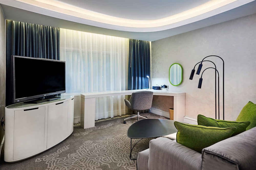 Hilton London Heathrow Airport 16/81