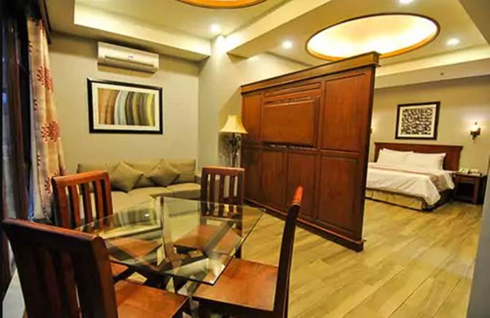 Paragon Hotel And Suites 39/50