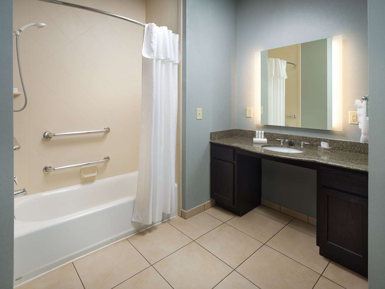 غرفة بسرير كينج بحوض استحمام لذوي الإعاقة، Homewood Suites by Hilton Atlanta NW Kennesaw Town Ctr 2/2