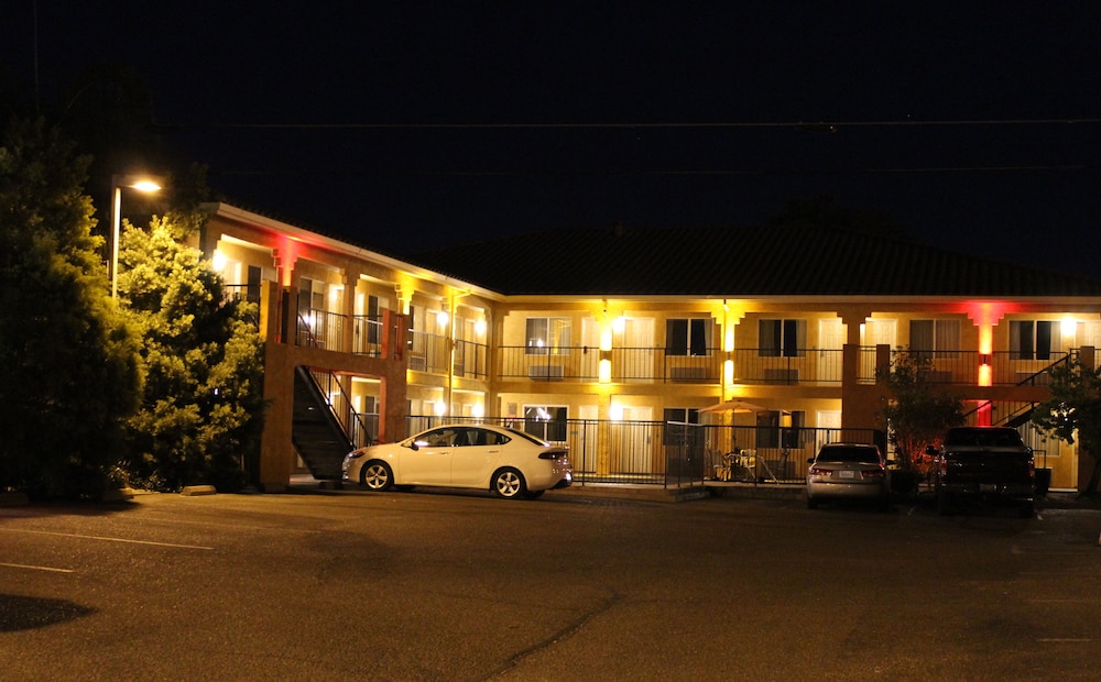 Econo Lodge Inn & Suites Lodi 6/28